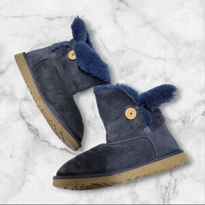 Ugg Navy Blue Bailey Button Short Size 6 Womens